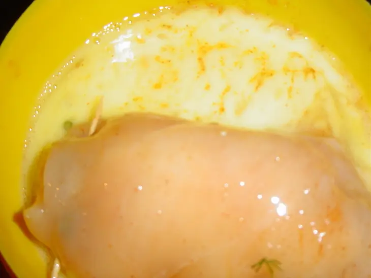Рулетики из куриной грудки с плавленым сыром и зеленью: шаг 4