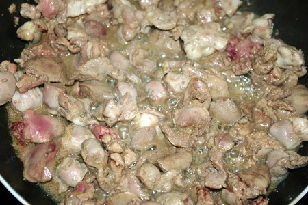 Куриный суп-лапша с потрохами, грудкой и грибами: шаг 2
