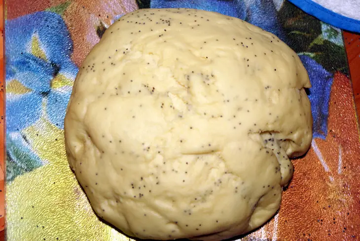 Маковые булочки с творогом и черносливом: шаг 2