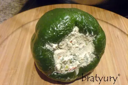 Творог с зеленью по-армянски, поданный в свежем перце: шаг 2