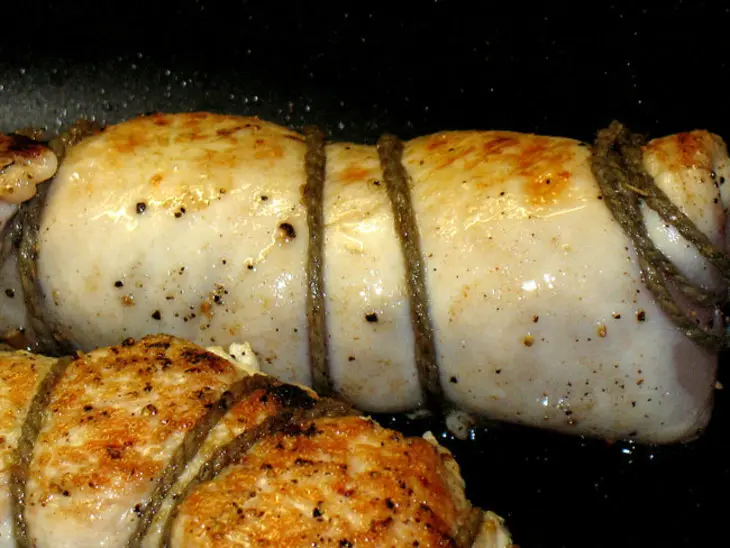 Рулетики из куриных грудок с начинкой из сельдерея и яблока: шаг 4