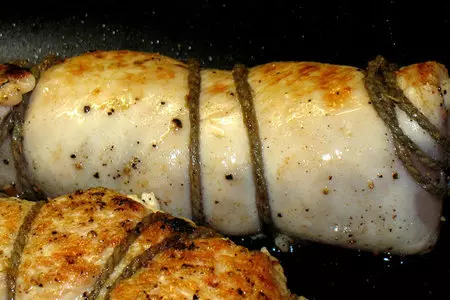 Рулетики из куриных грудок с начинкой из сельдерея и яблока: шаг 4