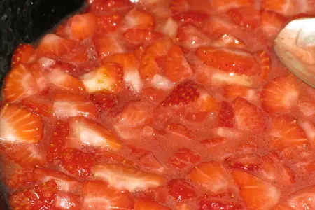 Карамелизированная клубника под соусом "муслен": шаг 1