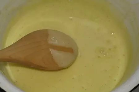 Карамелизированная клубника под соусом "муслен": шаг 3