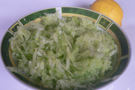 Салат из яблок, зеленой редьки и копченой курицы.: шаг 2