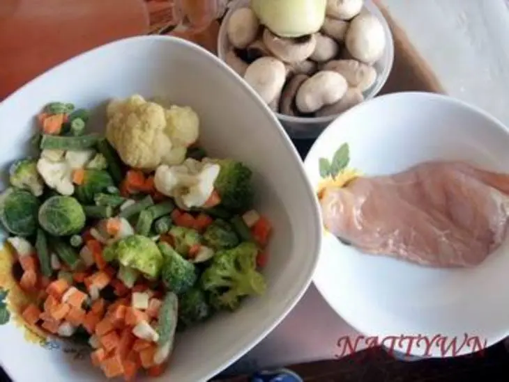 Овощи с грибами и  мясом под ореховым соусом.: шаг 1