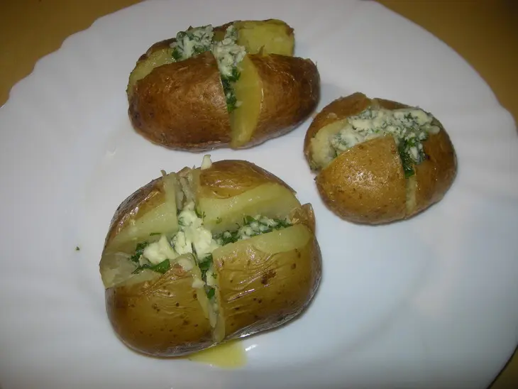 Печёный картофель с острой куриной начинкой.: шаг 1