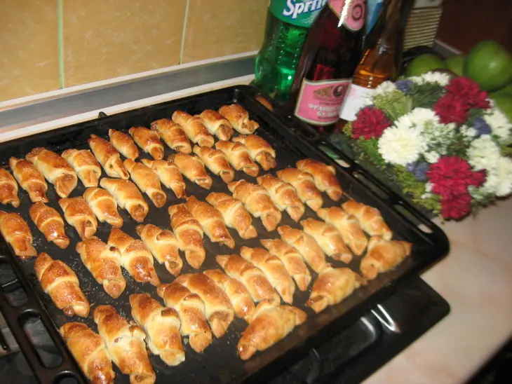 Рогалики со сгущенкой и джемом: шаг 1