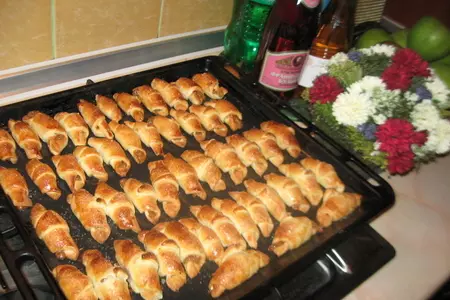 Рогалики со сгущенкой и джемом: шаг 1