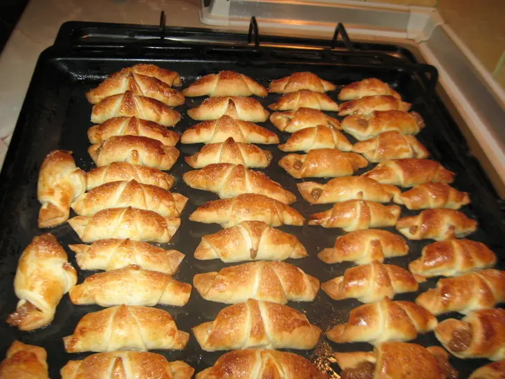 Рогалики со сгущенкой и джемом: шаг 3