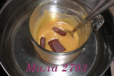 Шоколадные конфеты «ассорти» с клубничной и сливочной начинками: шаг 1