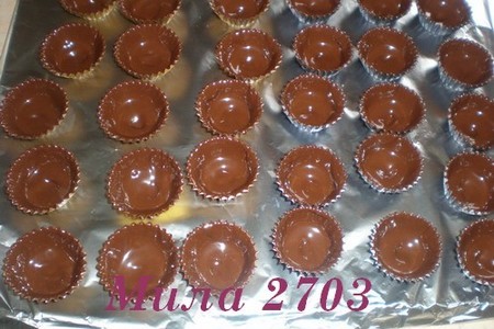 Шоколадные конфеты «ассорти» с клубничной и сливочной начинками: шаг 4