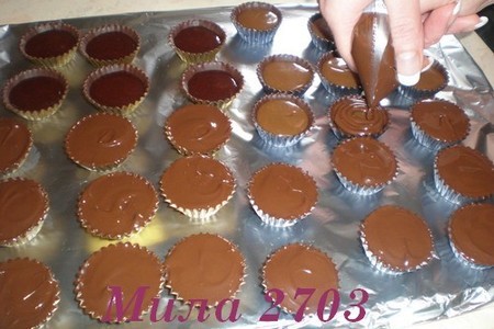 Шоколадные конфеты «ассорти» с клубничной и сливочной начинками: шаг 6