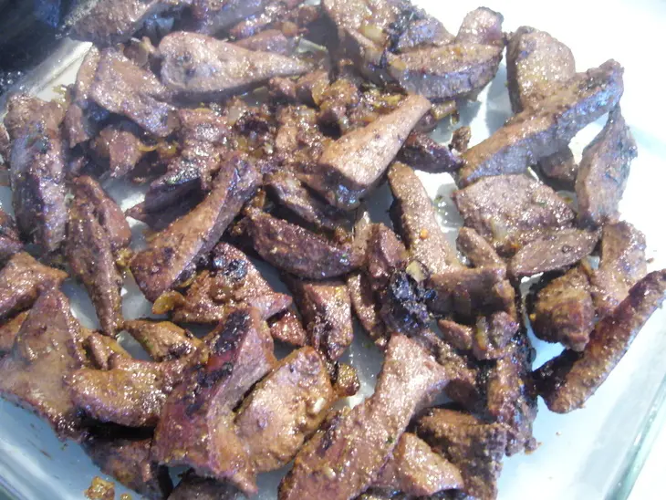 Печень, запеченная в сливочном соусе с овощами и грибами: шаг 1