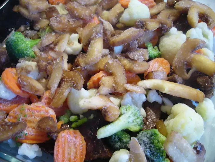Печень, запеченная в сливочном соусе с овощами и грибами: шаг 2
