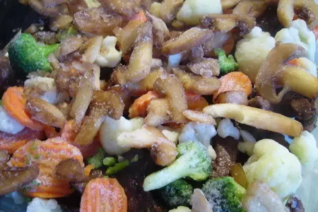 Печень, запеченная в сливочном соусе с овощами и грибами: шаг 2