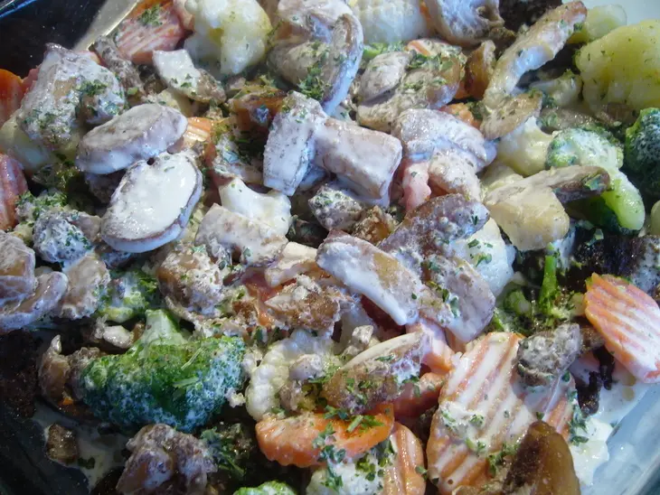 Печень, запеченная в сливочном соусе с овощами и грибами: шаг 3