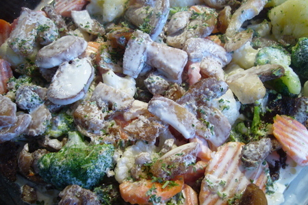 Печень, запеченная в сливочном соусе с овощами и грибами: шаг 3