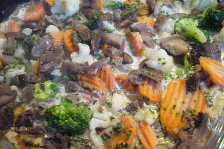 Печень, запеченная в сливочном соусе с овощами и грибами: шаг 4