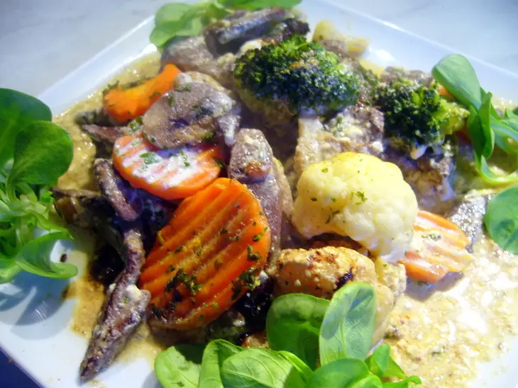 Печень, запеченная в сливочном соусе с овощами и грибами: шаг 5