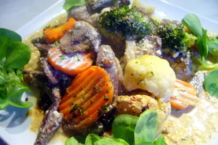 Печень, запеченная в сливочном соусе с овощами и грибами: шаг 5