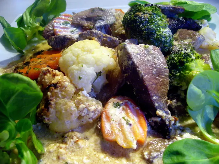Печень, запеченная в сливочном соусе с овощами и грибами: шаг 6