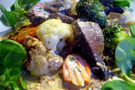 Печень, запеченная в сливочном соусе с овощами и грибами: шаг 6