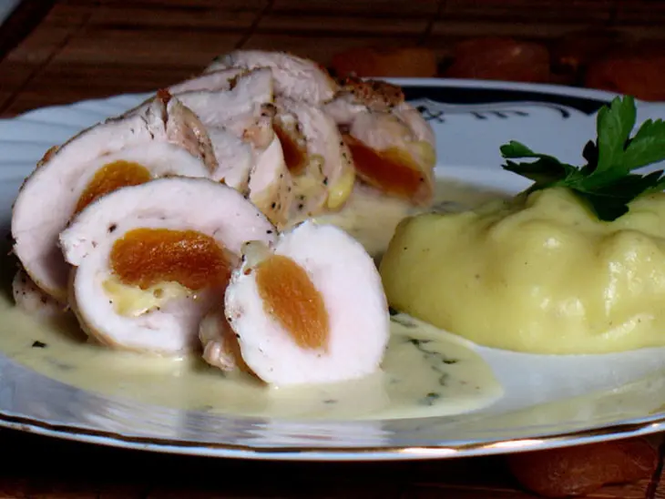 Куриные грудки,фаршированные сыром и абрикосами: шаг 4