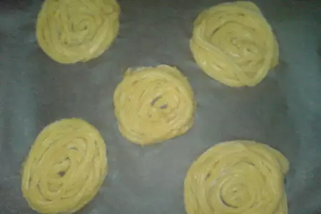 "гнезда" из заварного теста со сливочным кремом,помидорками и оливками.: шаг 4
