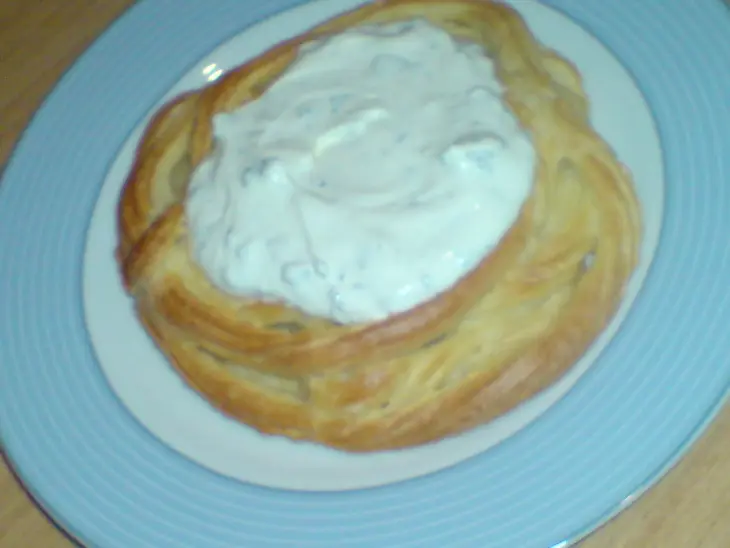 "гнезда" из заварного теста со сливочным кремом,помидорками и оливками.: шаг 7