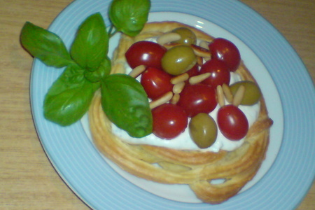 "гнезда" из заварного теста со сливочным кремом,помидорками и оливками.: шаг 8