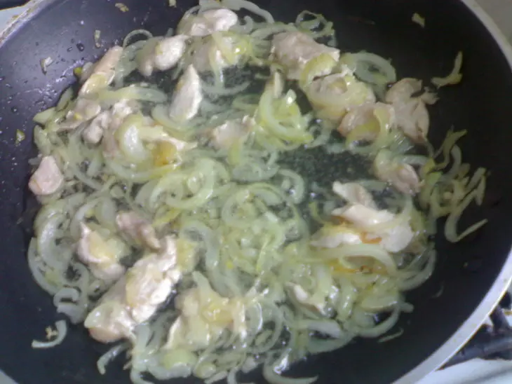 Гуляш грибной с кусочками курицы: шаг 1
