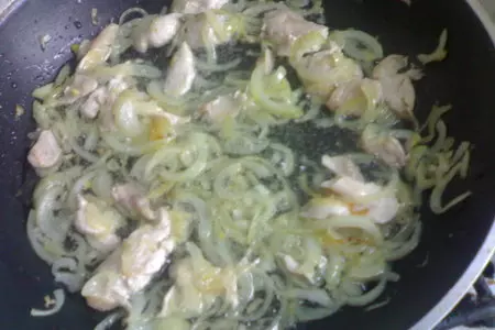 Гуляш грибной с кусочками курицы: шаг 1