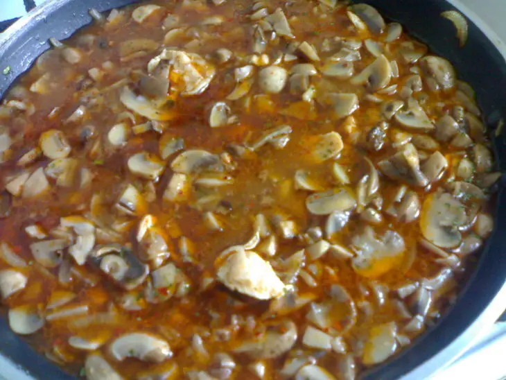 Гуляш грибной с кусочками курицы: шаг 3