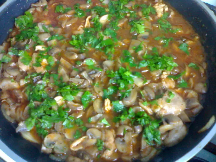 Гуляш грибной с кусочками курицы: шаг 4