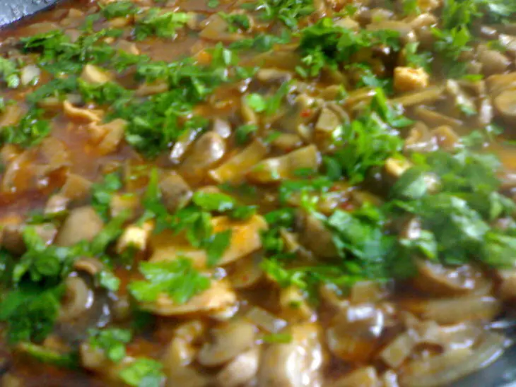Гуляш грибной с кусочками курицы: шаг 5