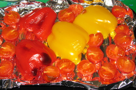 Салат-закуска из печеных перцев и помидорок.: шаг 1