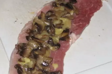 Мясные рулетики с начинкой двух видов: шаг 1