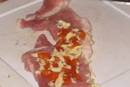 Мясные рулетики с начинкой двух видов: шаг 2