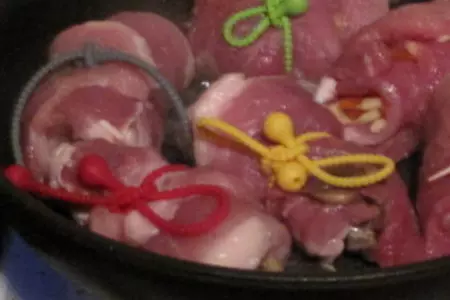 Мясные рулетики с начинкой двух видов: шаг 3