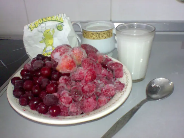 Ягодный киселёк: шаг 1