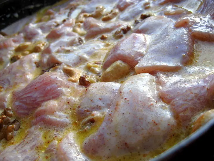 Индейка в сливочно-мандариновом соусе с орехами.: шаг 1