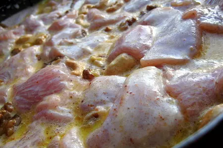 Индейка в сливочно-мандариновом соусе с орехами.: шаг 1