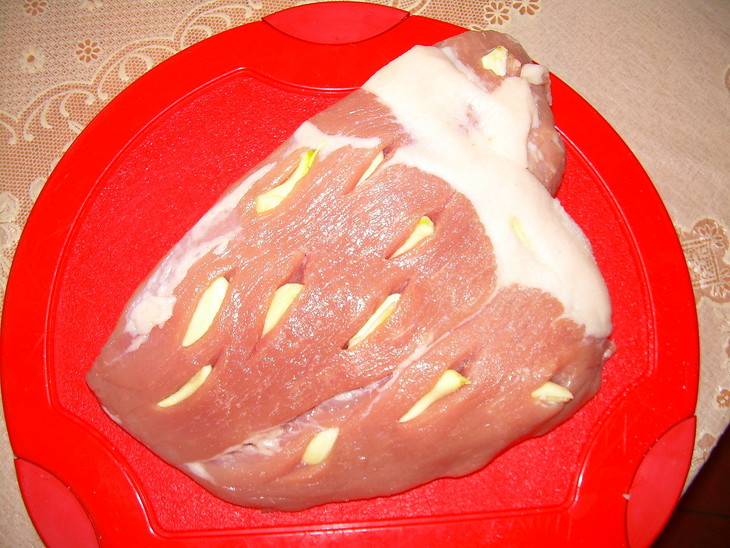 Свинина с чесноком, запечённая в фольге: шаг 2