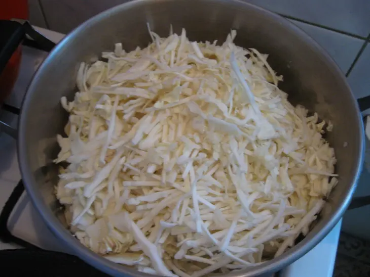 Капуста тушенная с солеными огурчиками: шаг 1