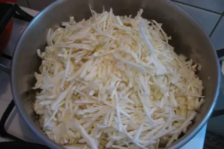 Капуста тушенная с солеными огурчиками: шаг 1