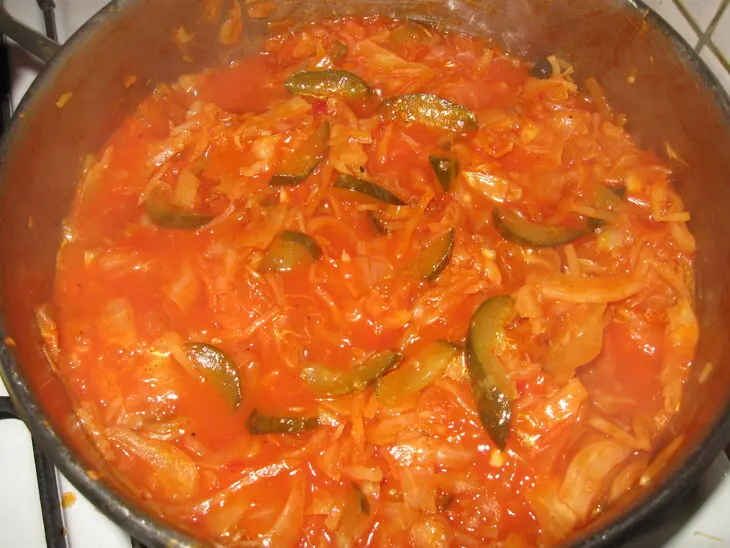 Капуста тушенная с солеными огурчиками: шаг 8