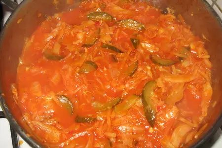 Капуста тушенная с солеными огурчиками: шаг 8
