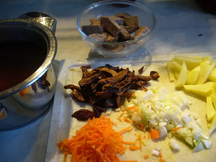 Рассольник с белыми грибами и печенью: шаг 1