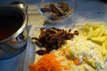 Рассольник с белыми грибами и печенью: шаг 1